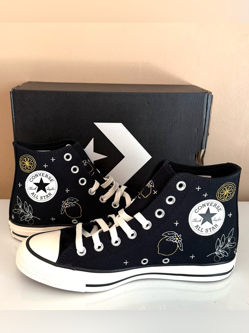 CONVERSE CHUCK TAYLOR ALL STAR WOMEN'S 7 MEN'S 5 MARKET EMBROIDERED HIGH TOPS
